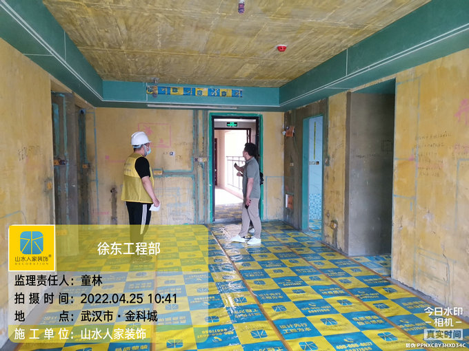 山水人家裝飾領(lǐng)導到金科城小區(qū)工地巡檢