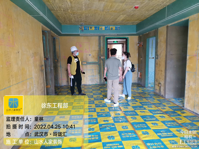 山水人家裝飾領(lǐng)導到金科城小區(qū)工地巡檢